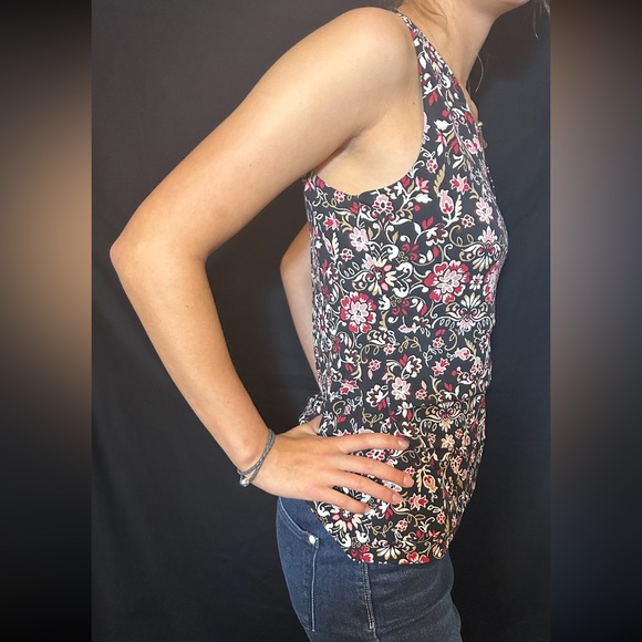 White House Black market top, sleeveless floral, tank top size medium - Picture 4 of 14